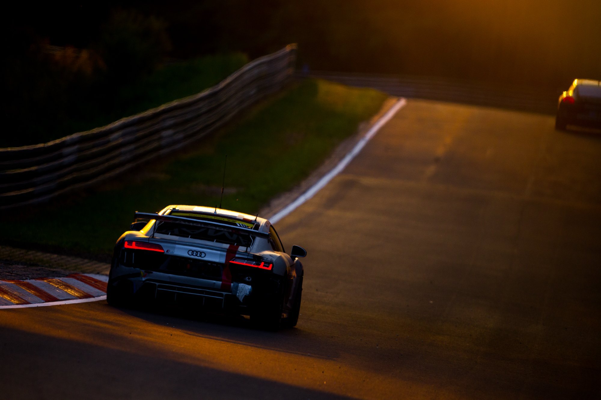 Phoenix Racing Audi R8 LMS GT4 Rückleuchten Nordschleife Sonnenuntergang Silber rot Curbs Rennstrecke