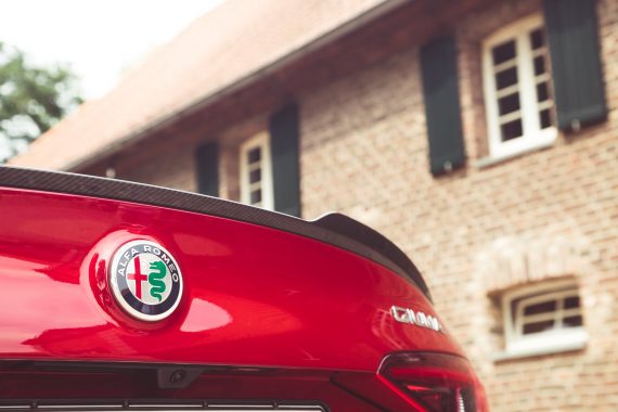 Alfa Romeo Giulia Quadrifoglio rot Schriftzug