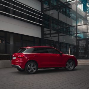 Audi Q2 rot sline felgen totale profil gebäude modern