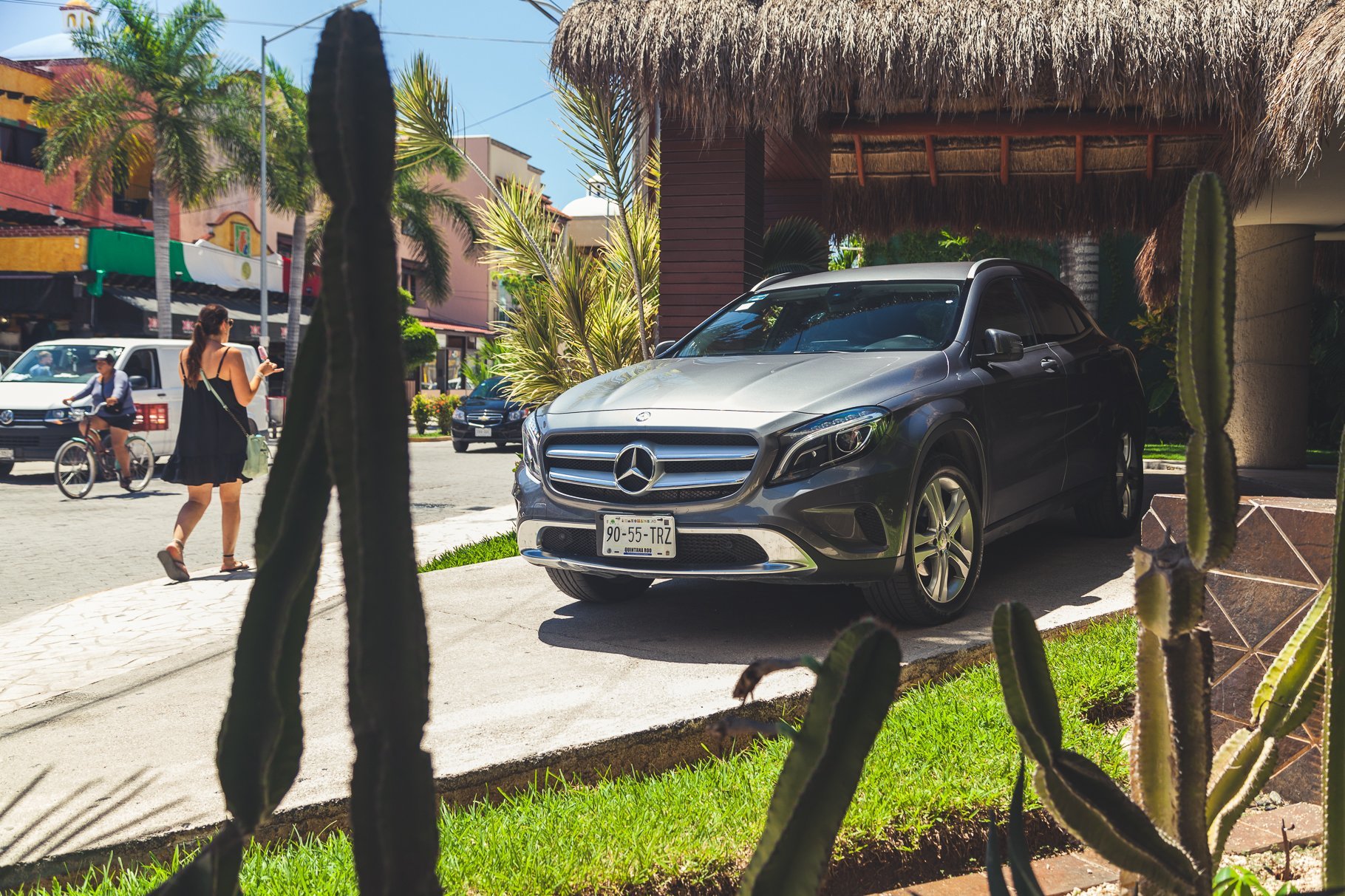 Mercedes-Benz GLA200 vor Hotel in Playa del Carmen Yucatan Roadtrip