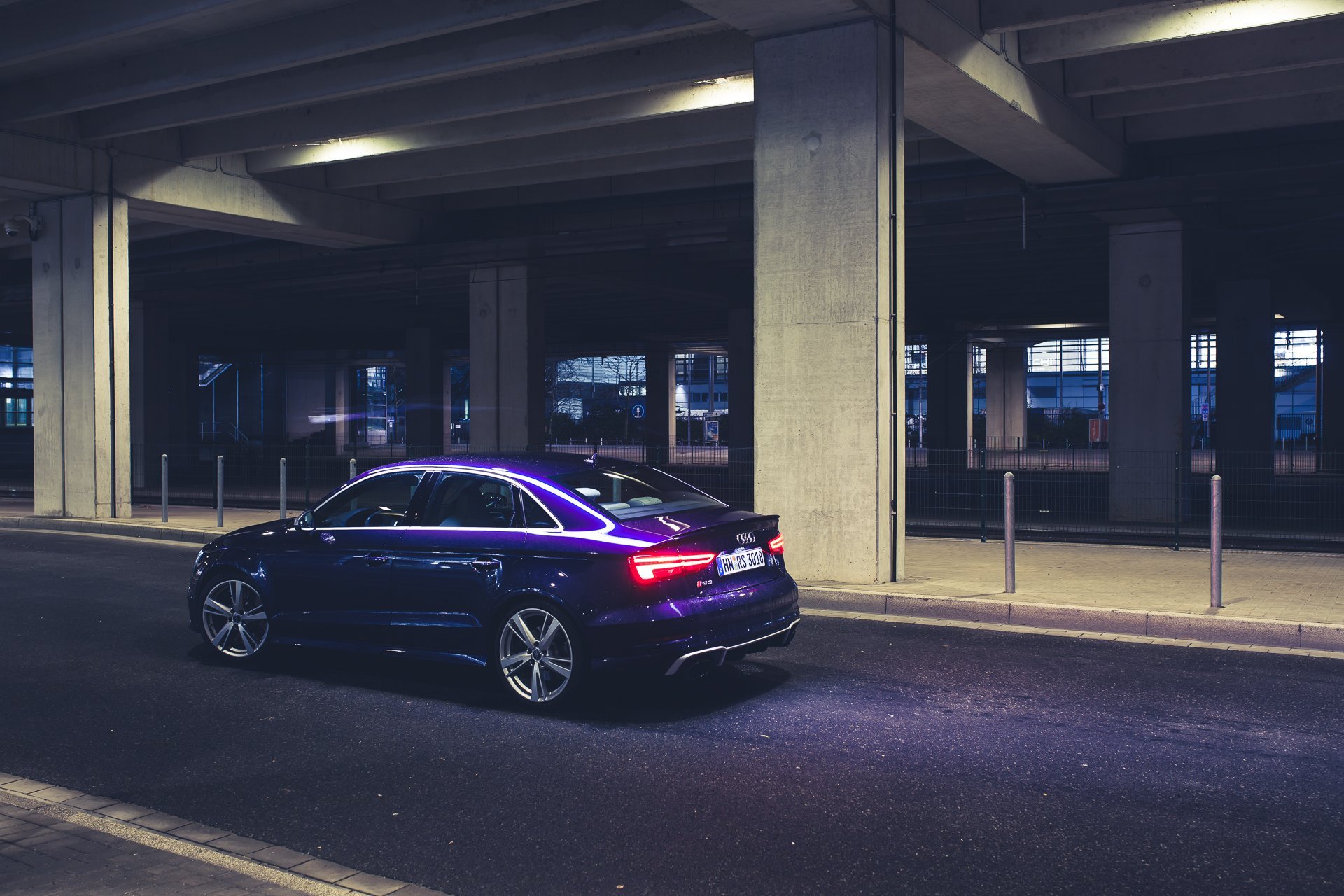 Audi RS3 Limousine Automobil Fahrzeug Felgen Beton Unterführung Leuchtstoffröhren blau violett