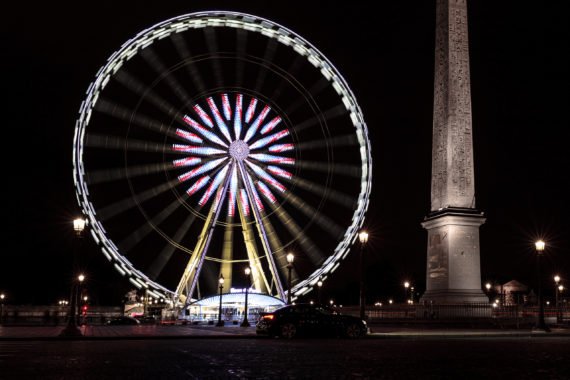 Riesenrad Obelisk bei Nacht mit Reflexion im Lack