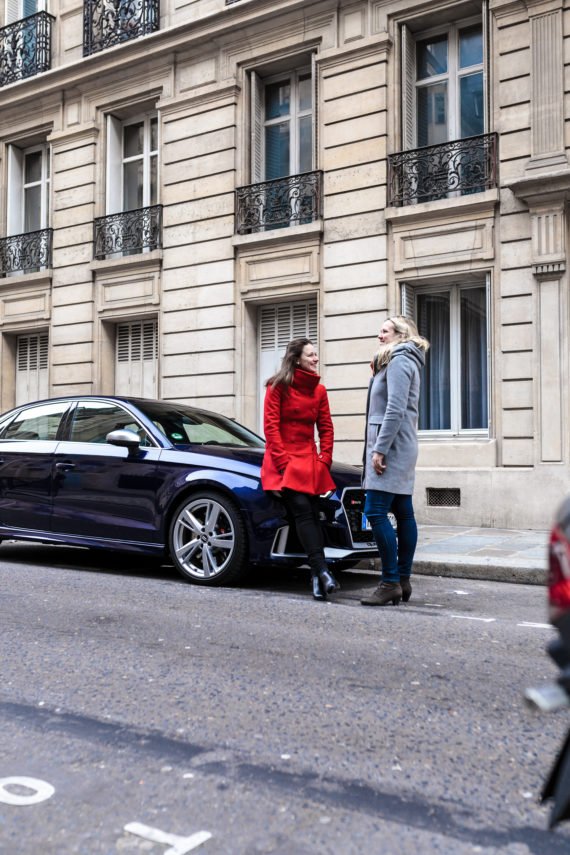 Audi Limousine Blau Junge Frauen Roter Grauer Mantel
