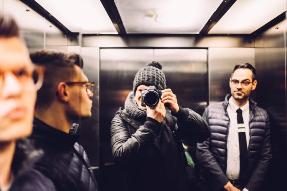 Aufzug Kamera Männer Brille Jacken