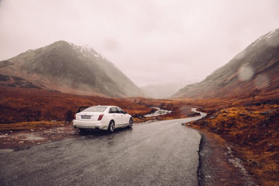 Schottland Tal Strasse Berge Auto Cadillac
