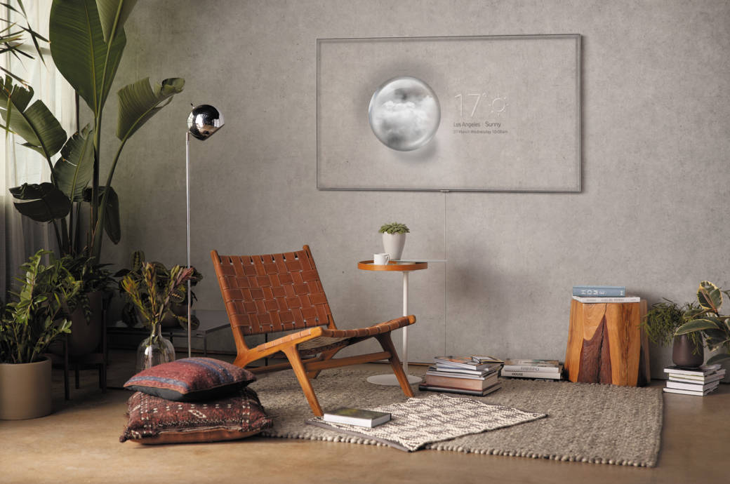 Samsung QLED TV Ambient Mode Stuhl Lampe Kissen Wohnzimmer Beton Palme